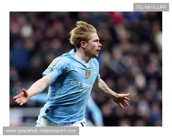 德布劳内强行突破两人包夹，让曼城获得黄金空间