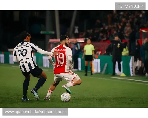 球星在训练中反复练习关键传球，被赞“求精精神”