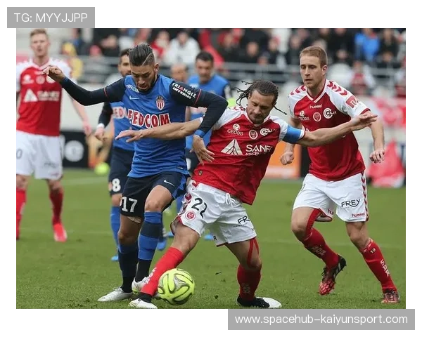 足球中场高速反击斩获制胜球：精彩瞬间背后的战术与精神