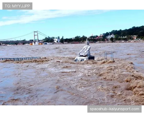 洪水淹没整个球场,洪水淹没地球 洪水淹没整个球场,洪水淹没地球